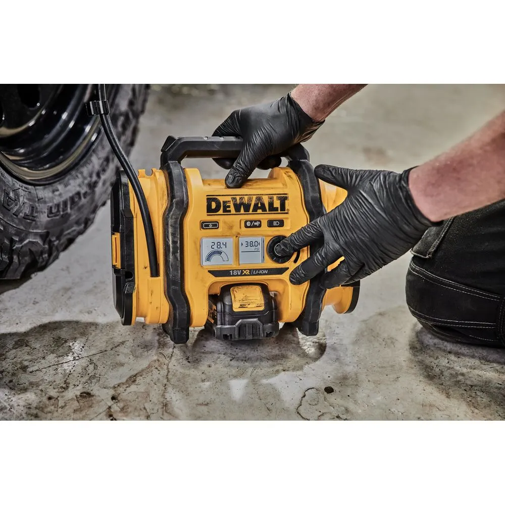 Pildil on näha DeWalt akutoitel kompressor DCC018N, mida inimene kasutab rehvi täispumpamiseks.
