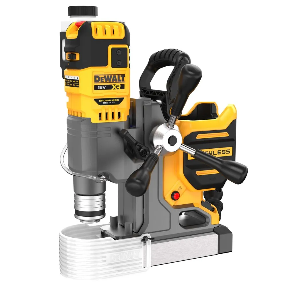 Pildil on DeWalt akutoitel magnetpuurpink DCD1623N-XJ, mis on paigaldatud alusele.