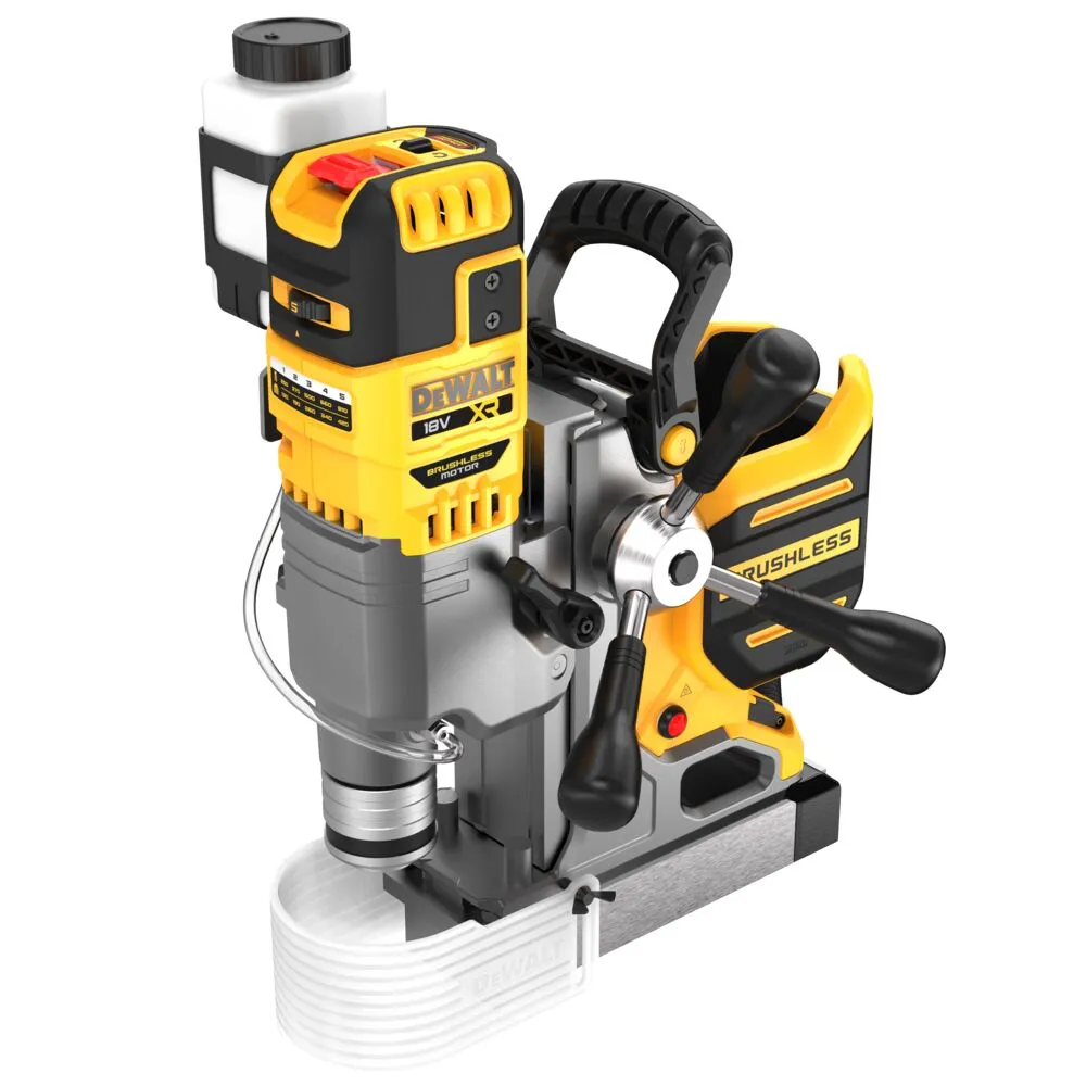 Pildil on näha DeWalt 18V XR akutoitel magnetpuurpink, millel on küljes jahutusvedeliku paak ja juhtkettad.