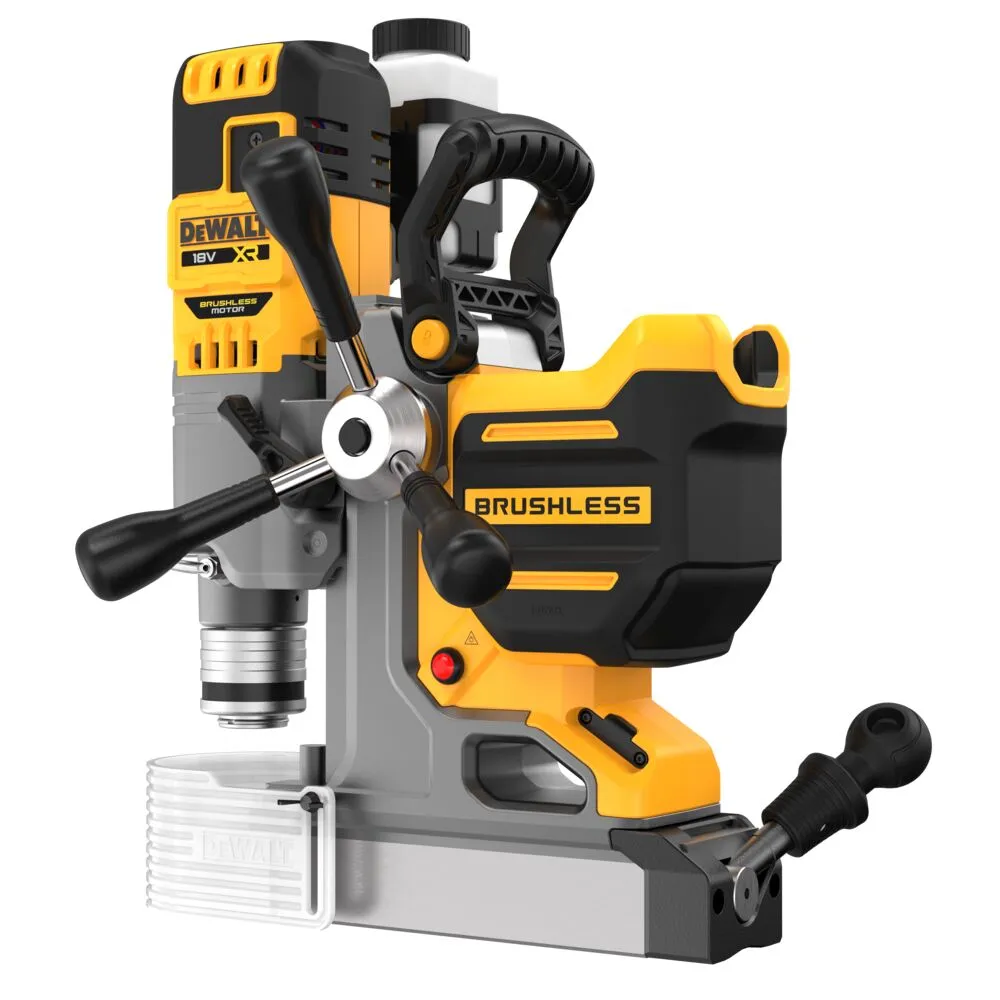 Pildil on DeWalt 18V XR akutoitel magnetpuurpink, millel on näha ka selle tarvikuid nagu käepidemed ja magnetalus.