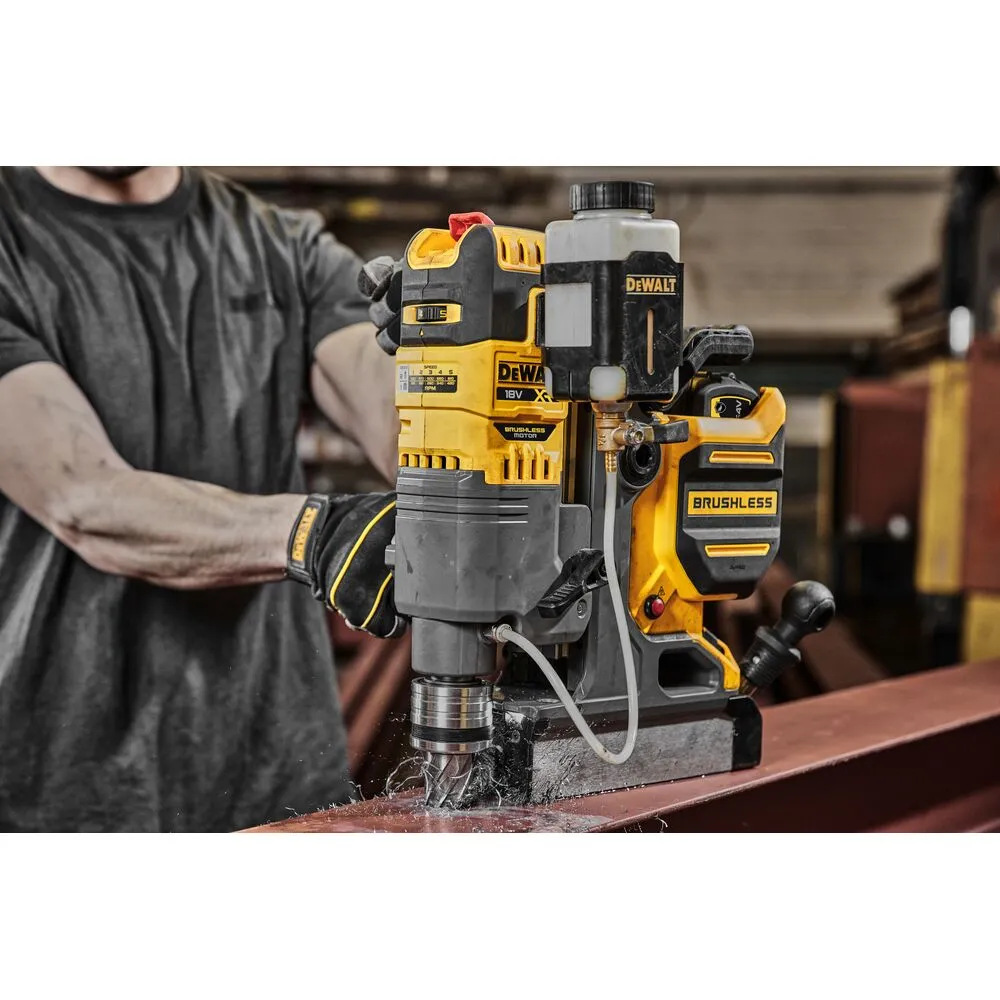 Pildil on DeWalt akutoitel magnetpuurpink DCD1623N-XJ, mida inimene kasutab metalli puurimiseks.
