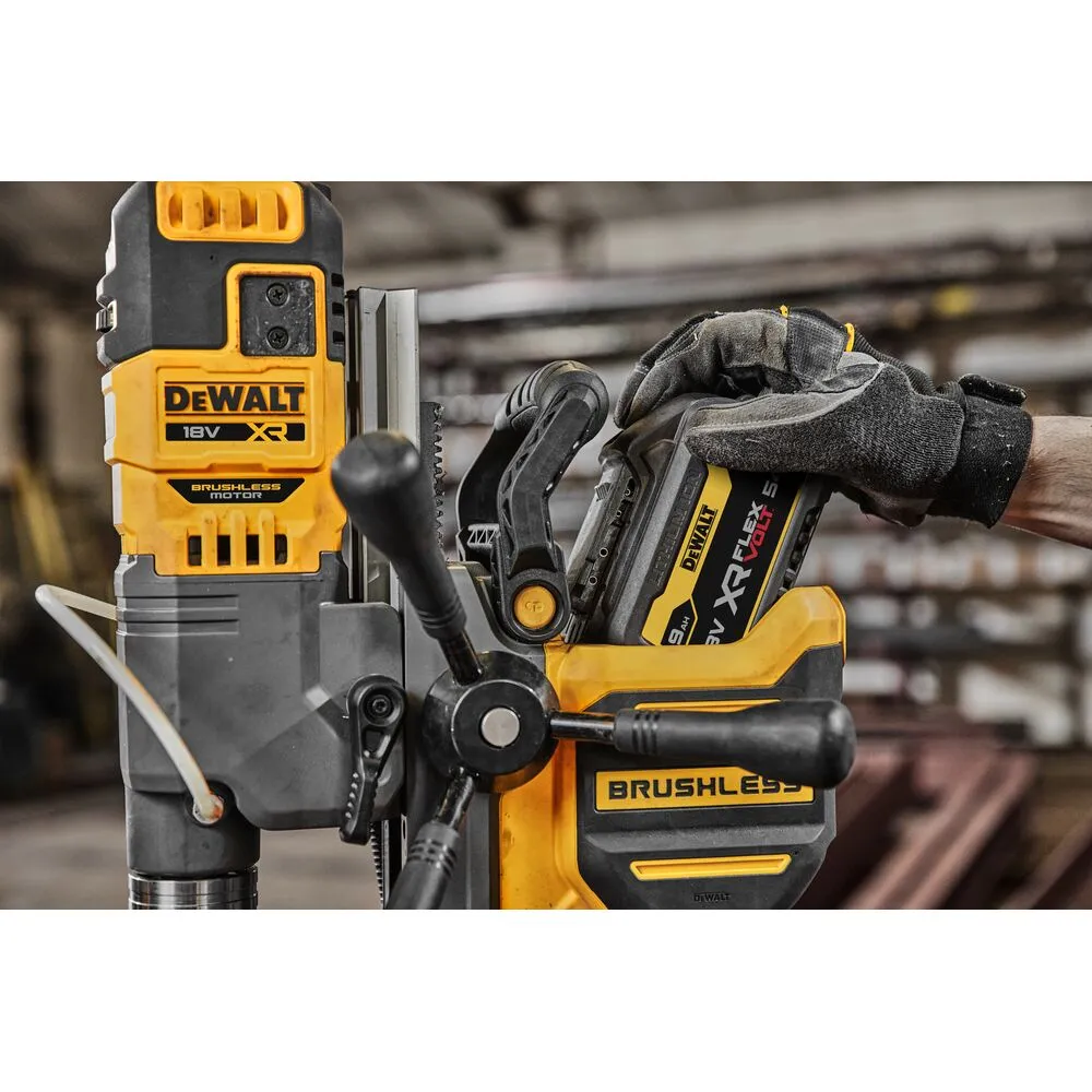 Pildil on näha DeWalt akutoitel magnetpuurpink DCD1623N-XJ, millele kasutaja paigaldab akut.