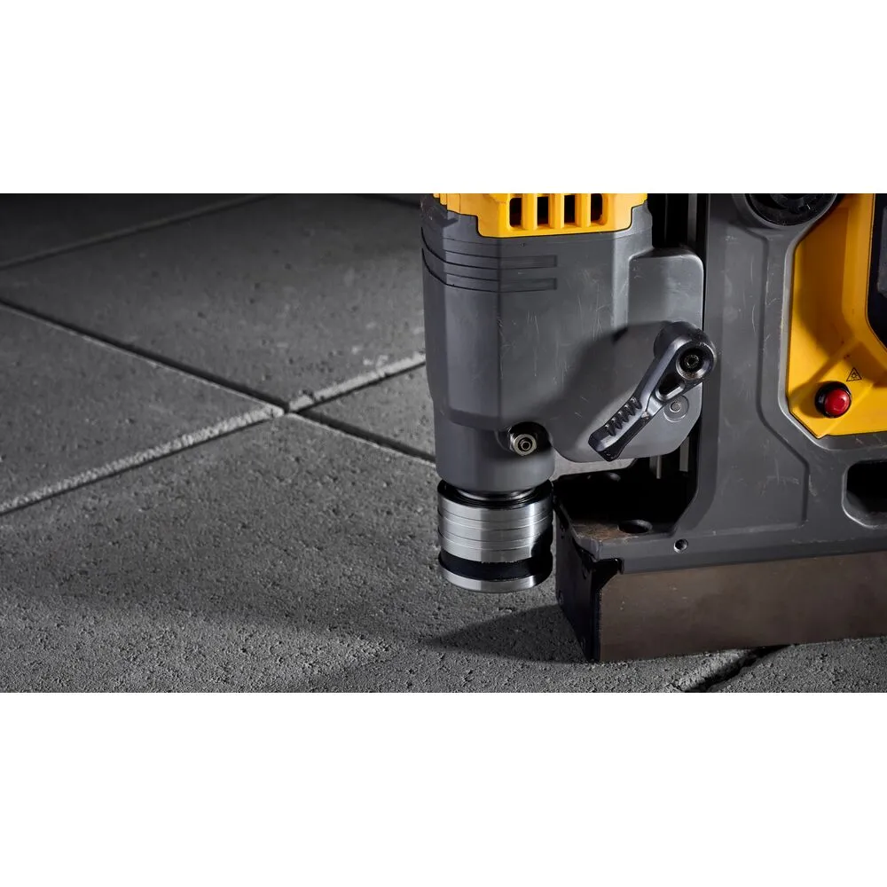 Pildil on näha DeWalt akutoitel magnetpuurpink DCD1623N-XJ, mis on asetatud kõvasti kivipinnale.