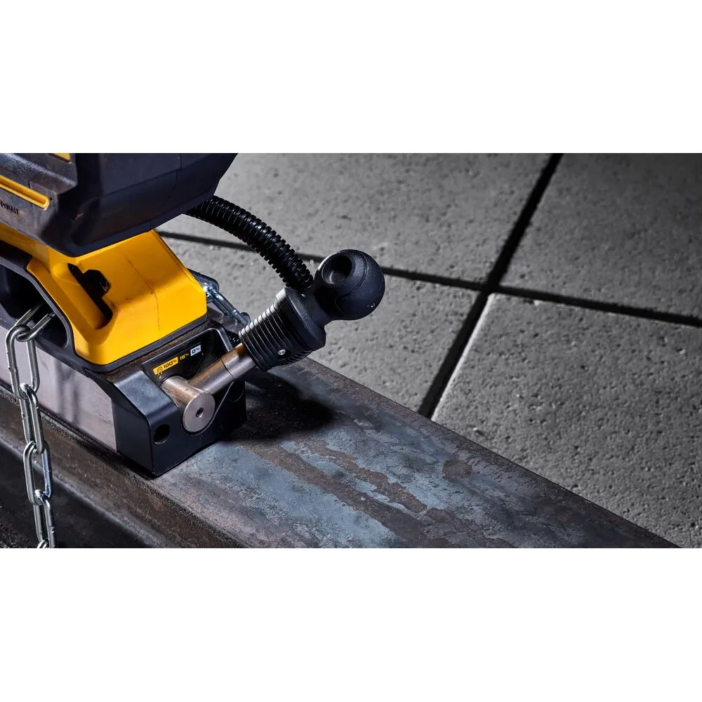 Pildil on DeWalt akutoitel magnetpuurpink DCD1623N-XJ, mis on asetatud metallist toru peale, mille ta magnetiseerimisega...