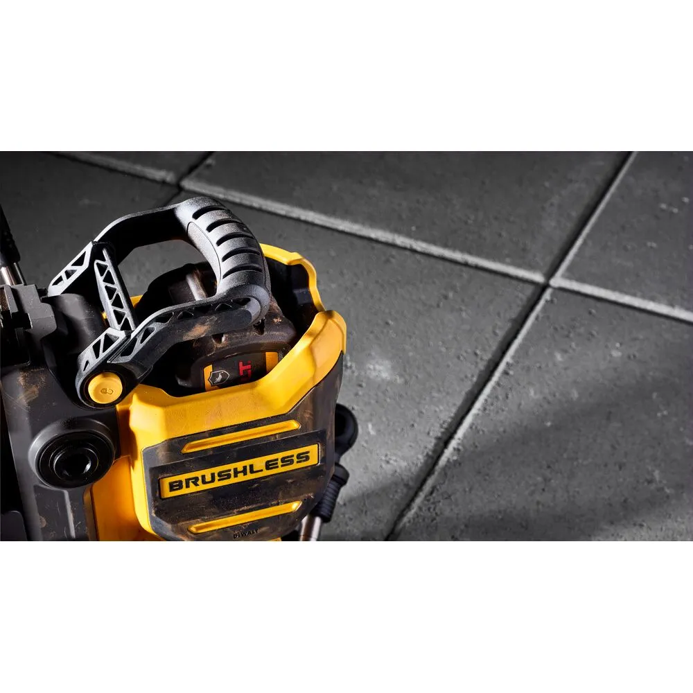 Pildil on näha DeWalt akutoitel magnetpuurpink, mille kollasel korpusel on silmapaistvalt kirjas "BRUSHLESS".
