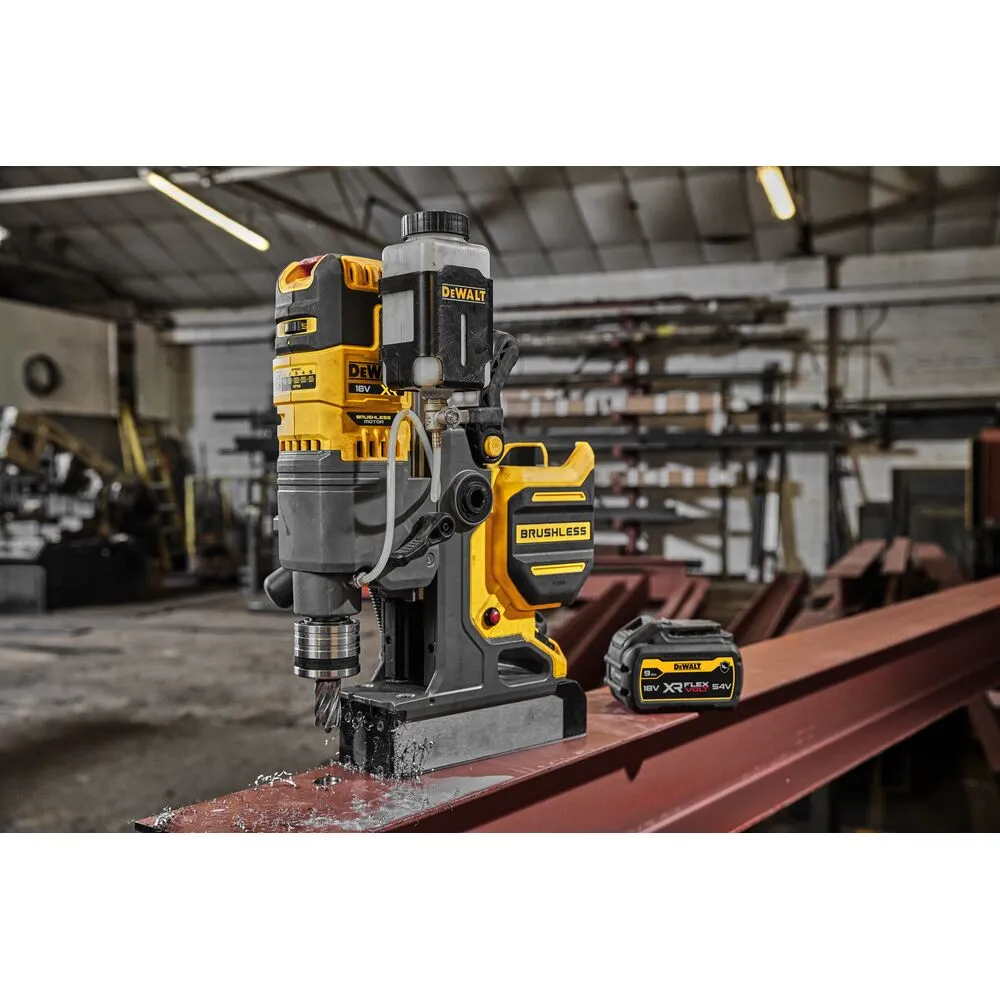 Pildil on näha DeWalt akutoitel magnetpuurpink koos akuga, mis puurib auku metallist talas.