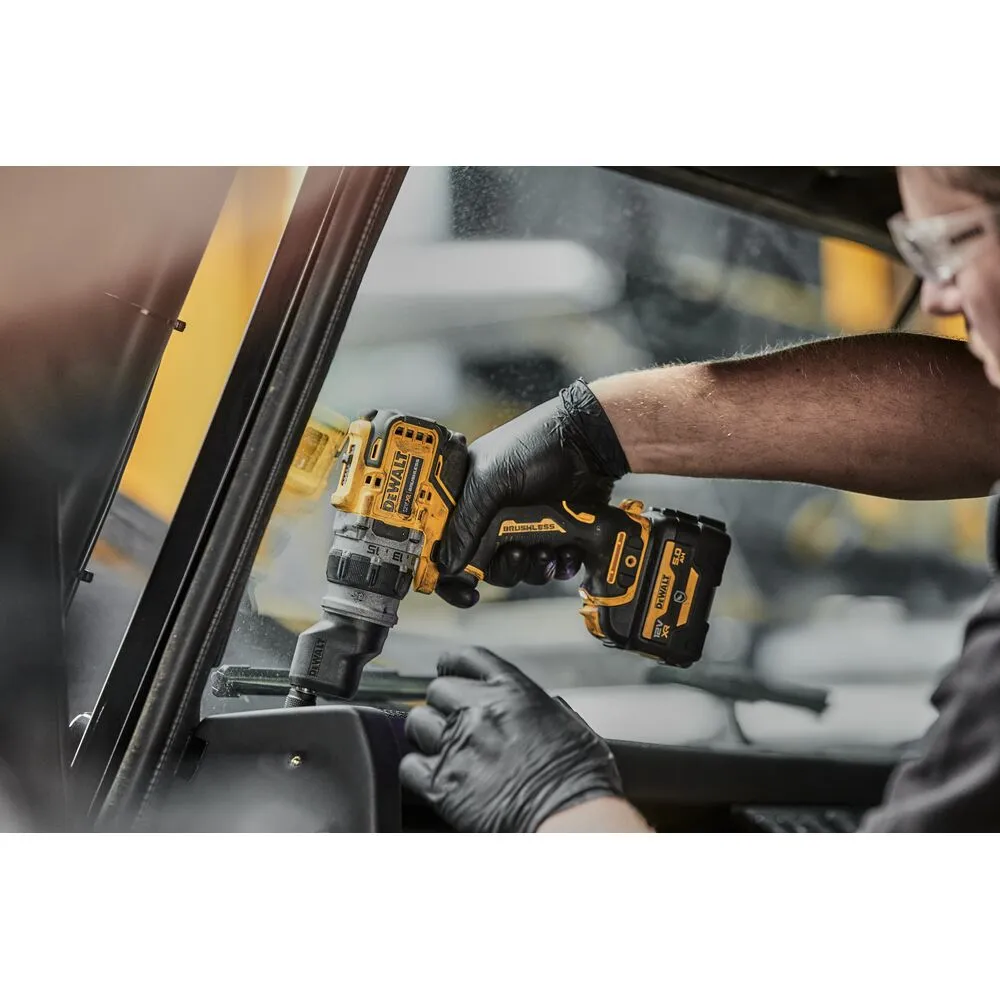 Pildil näeb töökoda, kus inimene kasutab DeWalt akutrelli DCD703NT.