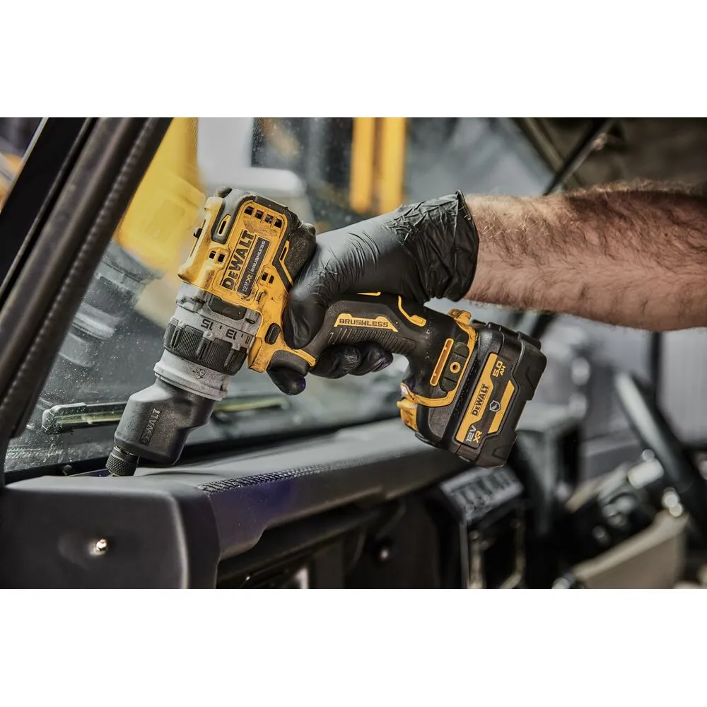 Pildil on DeWalt akutrell DCD703NT, mida hoitakse käes ja mis on suunatud avariitöö teostamiseks.