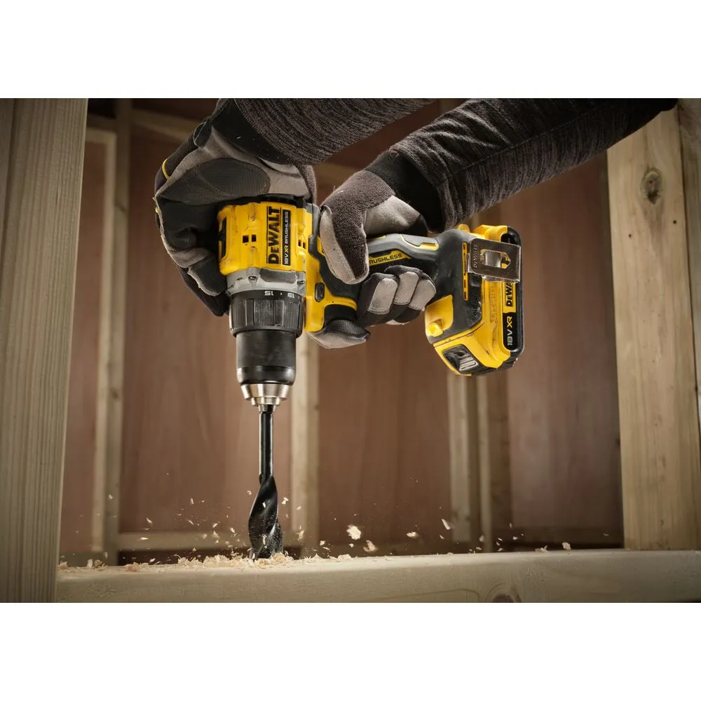 Pildil on näha, kuidas DeWalt akutrell 2 x 2 Ah akudega puurib puitu ja laastud lendavad.
