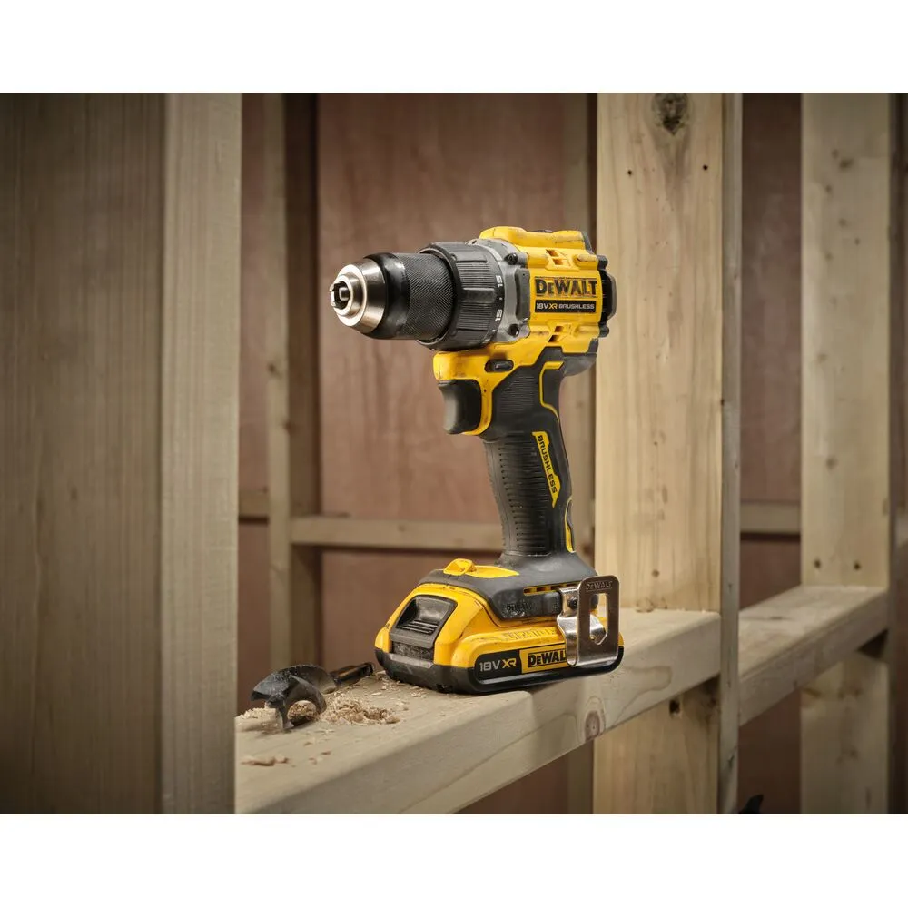 Pildil on näha DeWalt akutrell koos 2 Ah akude ja puuriteraga.