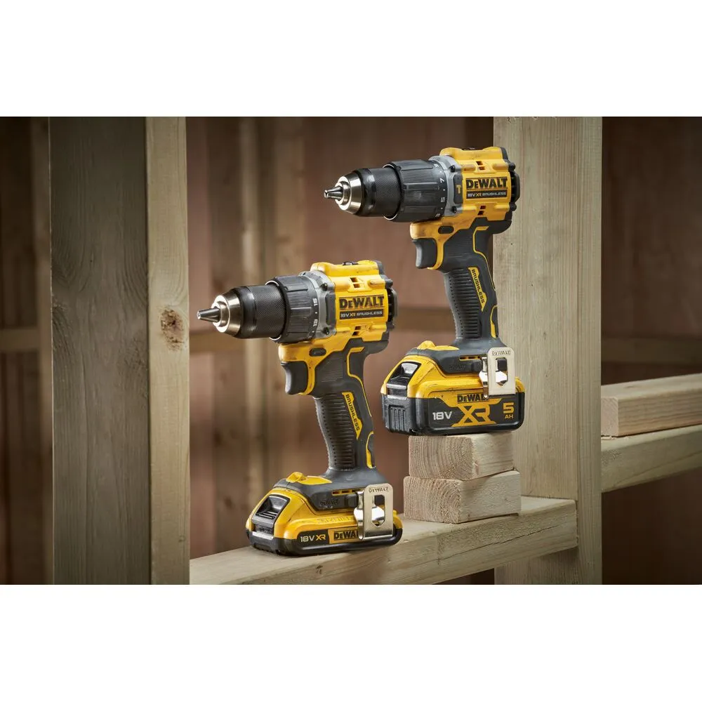 Pildil on kaks kollast ja musta värvi Dewalt 18V XR harjadeta akupuurmasinat, millest üks on suurem ja teine väiksem...