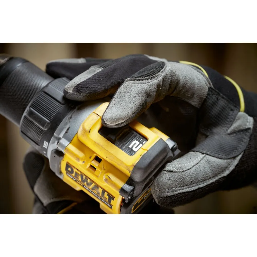 Pildil on näha inimene, kes hoiab oma käes kollast ja musta värvi 18V Dewalt akukeerajat, millel on TSTAK-ühilduvus.