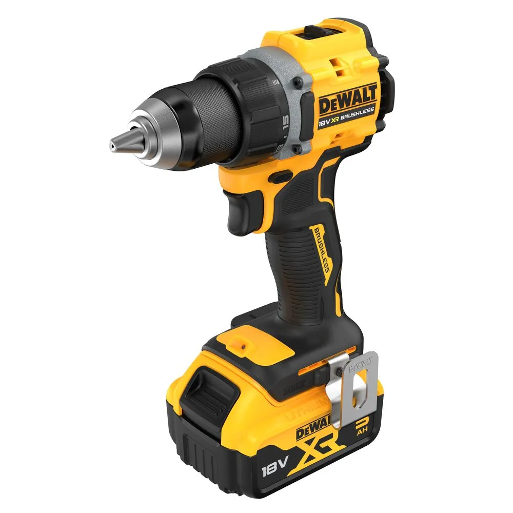Pildil on kujutatud kollane ja must DeWalt akutrell koos aku ja muude tarvikutega.