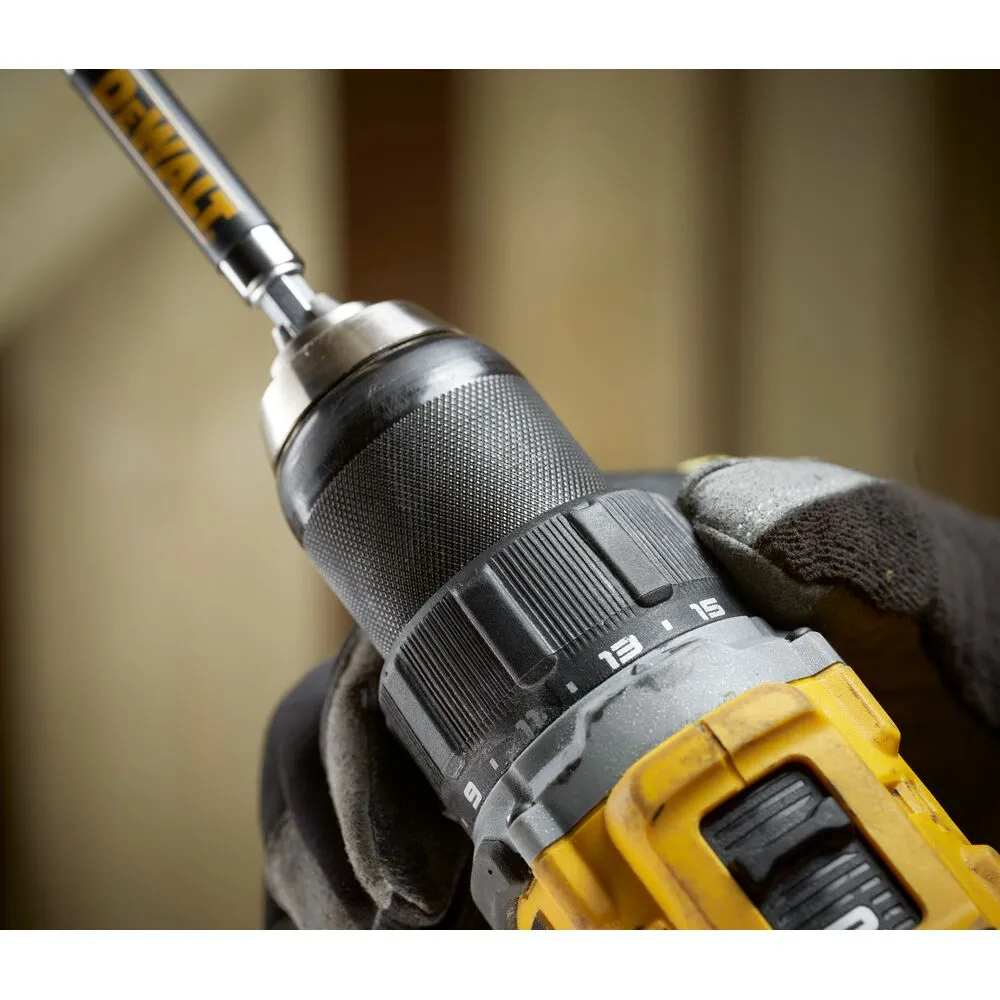 Pildil on näha DeWalt akutrell DCD794P2T koos selle puuriga.