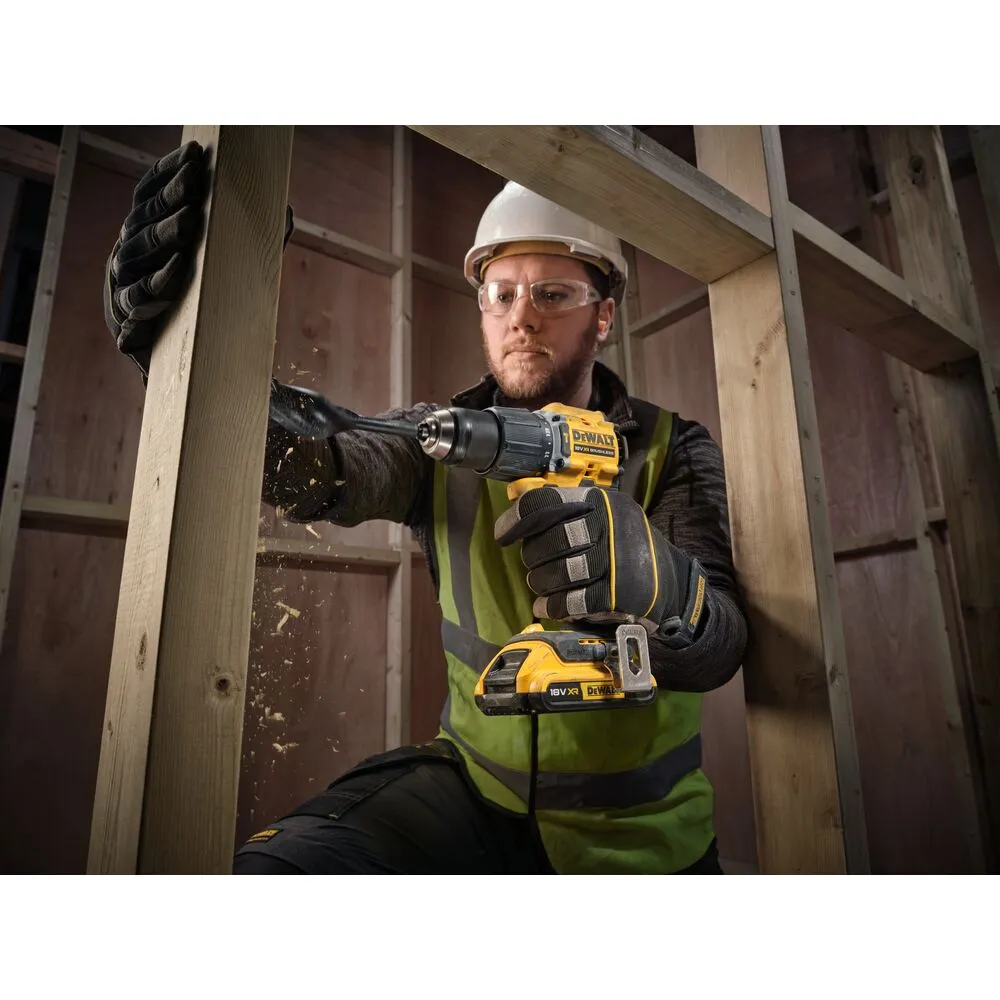 Pildil on mees tööriistaga DeWalt akulööktrell DCD799D2T, mida ta kasutab puidu puurimiseks.