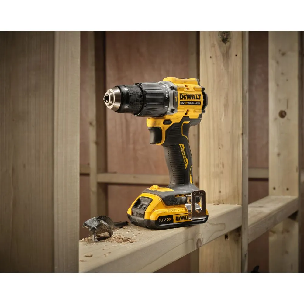 Pildil on kollane ja must DeWalt akulööktrell, mille kõrval on puurimistarvik ja puiduhake.