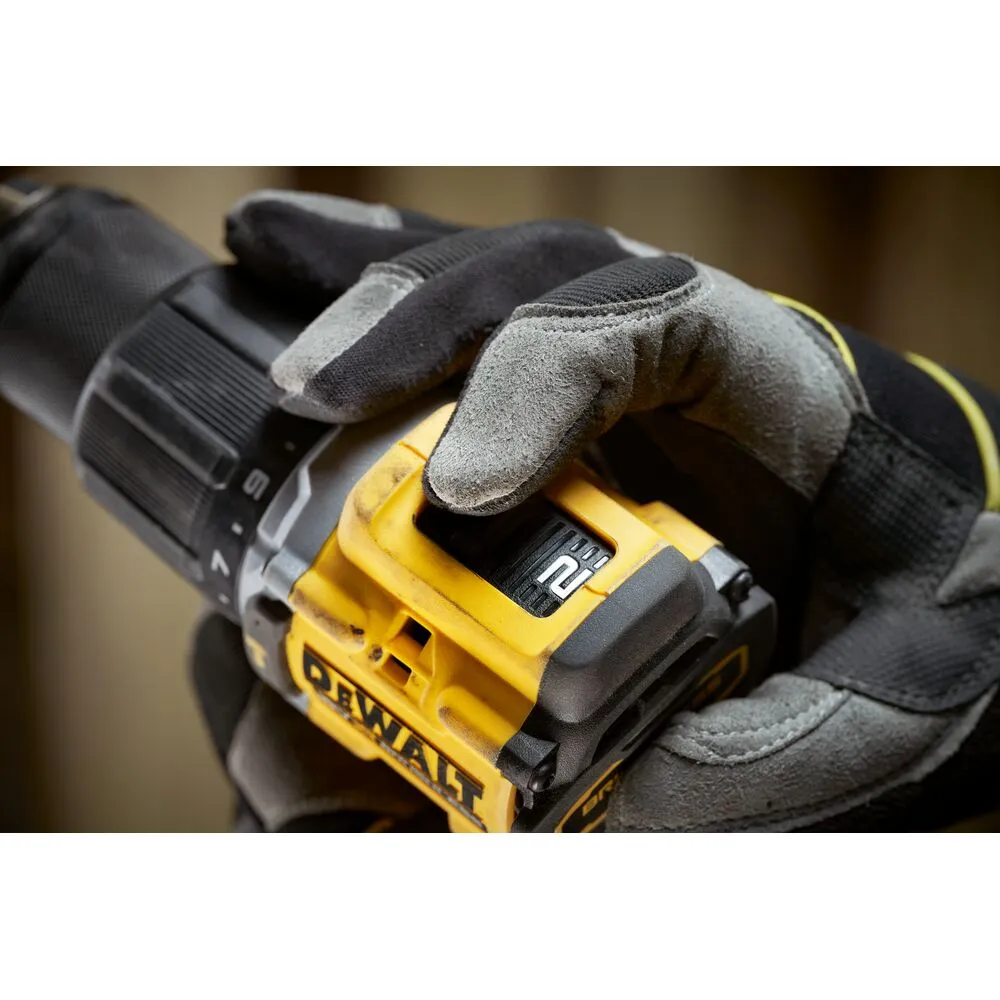 Pildil on näha käsi kaitsekindas, mis hoiab DeWalt akulööktrelli.