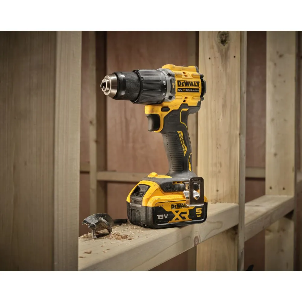 Pildil on näha DeWalt akulööktrell, mis on asetatud puidust konstruktsioonile koos puuriteraga ja puiduhake.