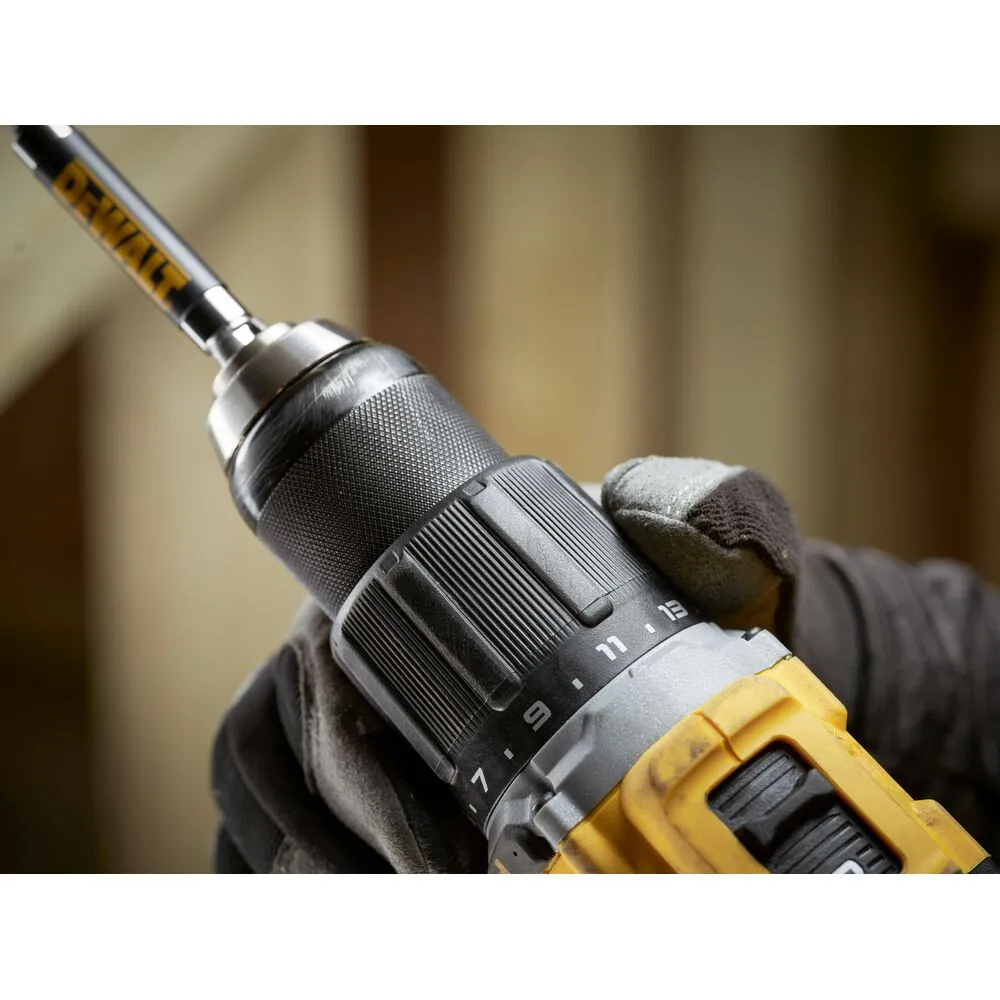 Pildil on DeWalt akulööktrelli esiosa, mille kinnituspadrunis on näha kollase kirjaga "DEWALT" markeeringuga puuriterak.