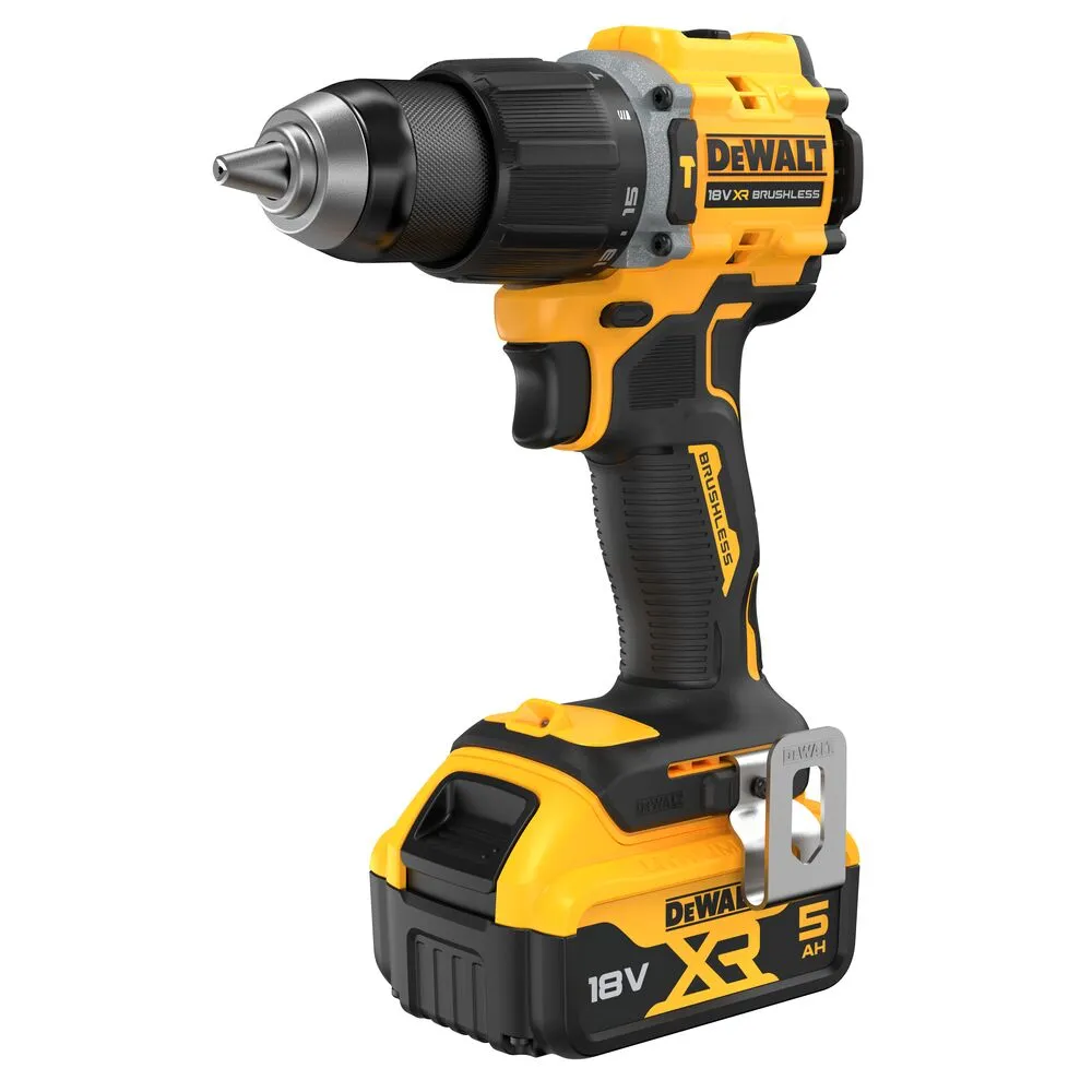 Pildil on näha DeWalt akulööktrell DCD799P2T, millel on kollane ja must korpus ning aku.