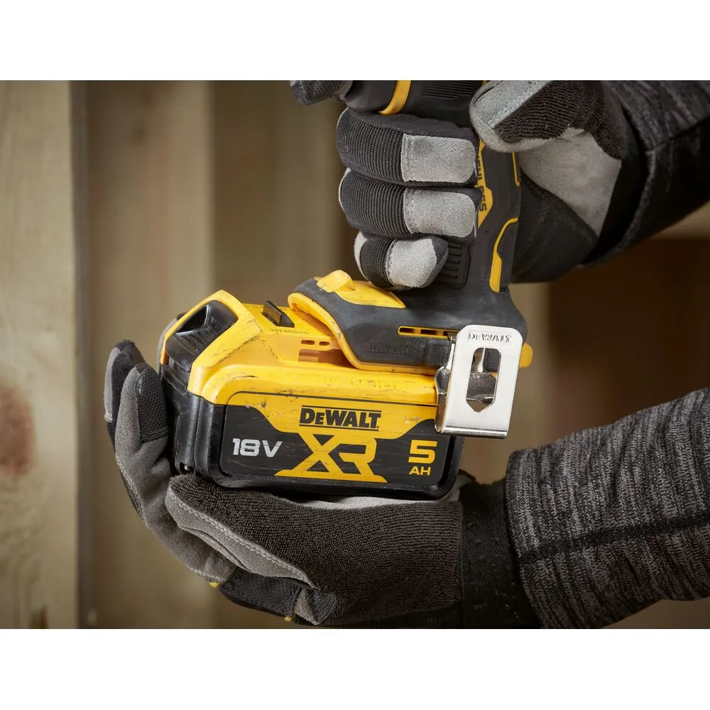 Pildil on näha DeWalt akulööktrell DCD799P2T, mida hoitakse töökindaid käes.