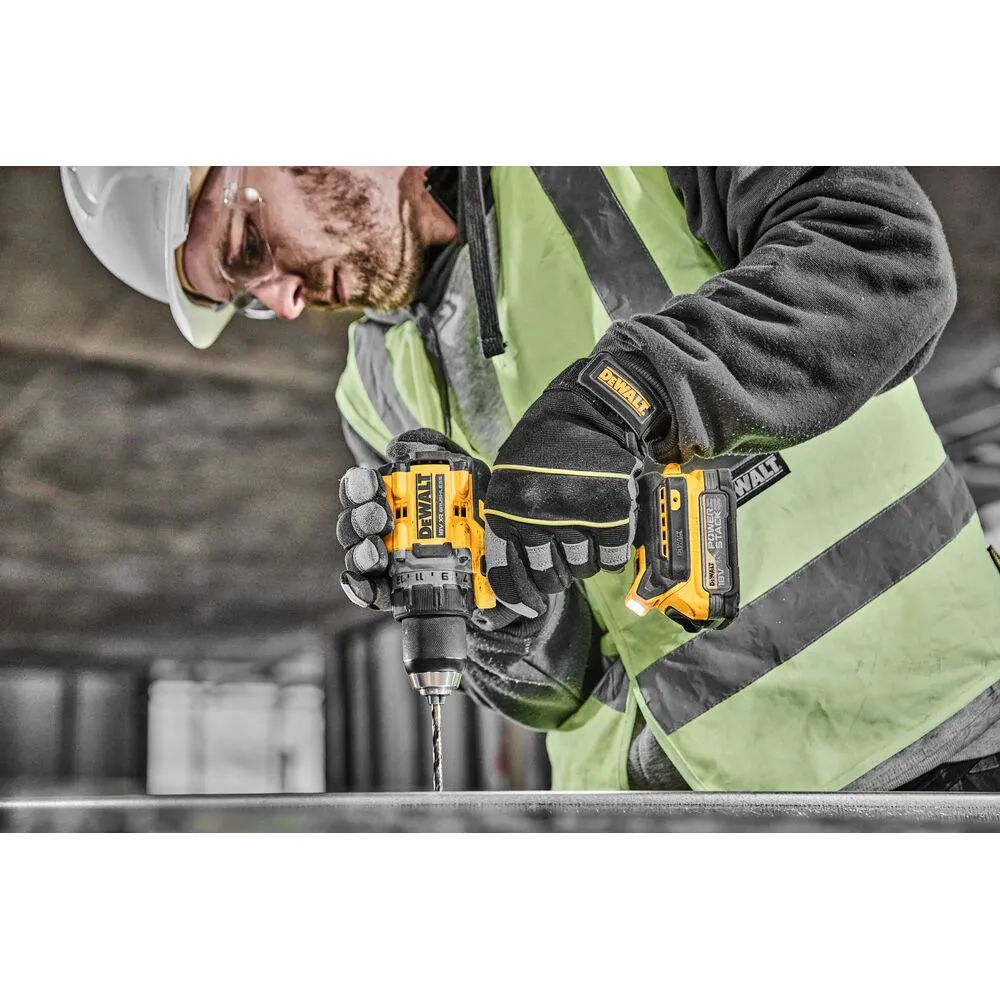 Pildil näeb töömees DeWalt akutrelliga puurimistööd tegemas.