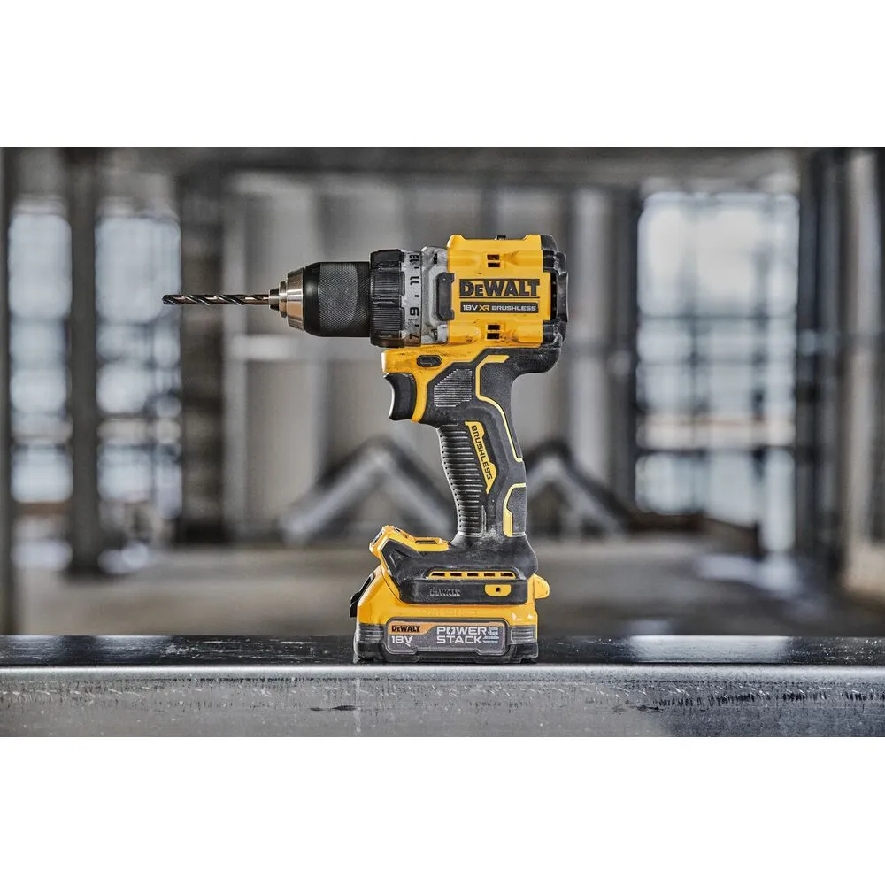 Pildil on näha kollane ja musta värvi DeWalt DCD800NT akutrell koos puuriteraga, mis seisab metallplaadil.