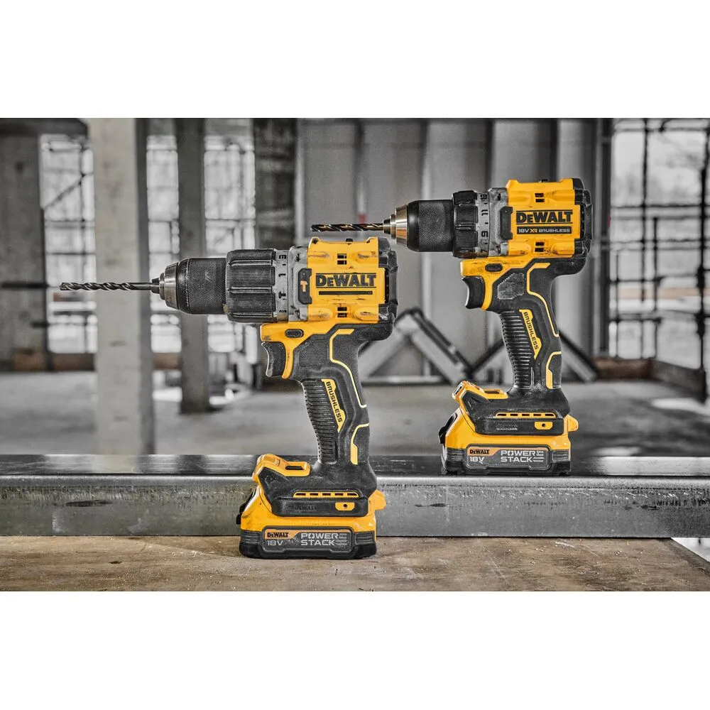 Pildil on kaks DeWalt DCD800NT akutrelli ilma aku ja laadijata, millest üks on paigaldatud puuriga.