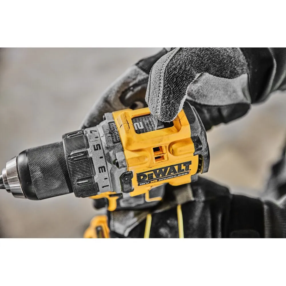Pildil on näha käes hoitavat kollast DeWalt akutrelli DCD800NT, millel on must käepide.