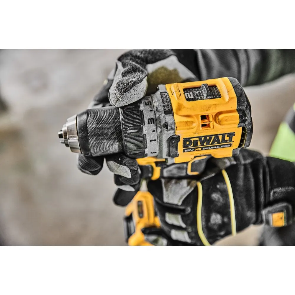 Pildil on Dewalt DCD800NT akutrell, mida hoitakse töökindatega käes.