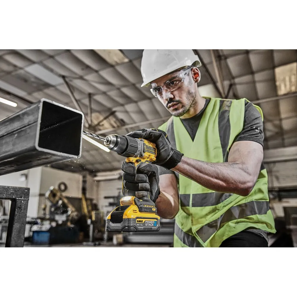 Pildil on näha DeWalt akulööktrelliga DCD805H2T-QW töötav töömees, kes puurib metalli.