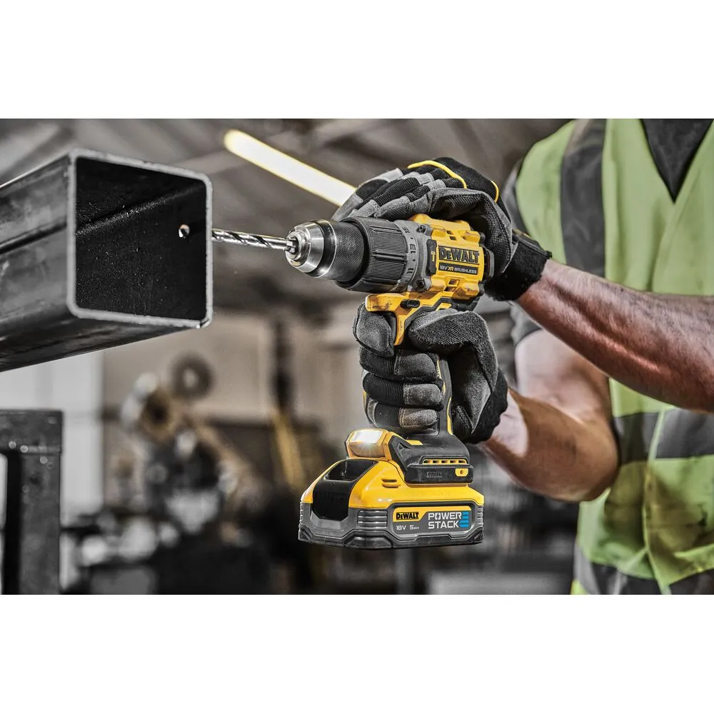 Pildil on DeWalt akulööktrell, millega puuritakse metalltoru.