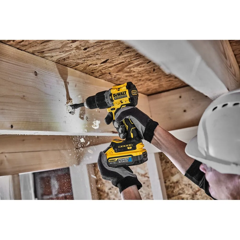 Pildil on näha DeWalt akulööktrell DCD805H2T-QW, millega puuritakse auku puitkonstruktsiooni.