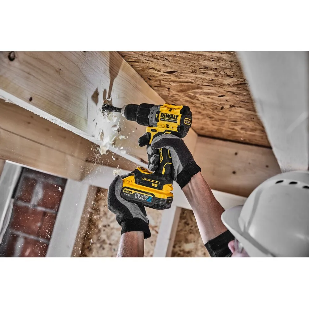 Pildil on näha DeWalt akulööktrelliga töötav inimene, kes puurib puitu.