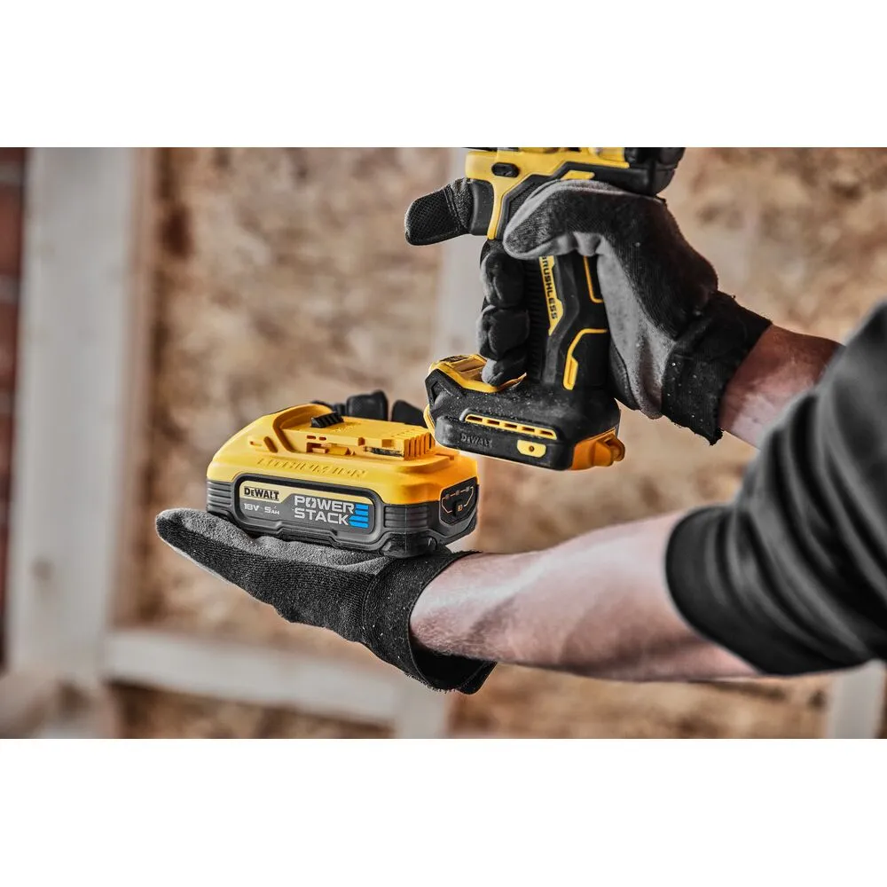 Pildil näeb käsi, millel on töökindad, hoidmas DeWalt akulööktrelli DCD805H2T-QW ja akupakki.