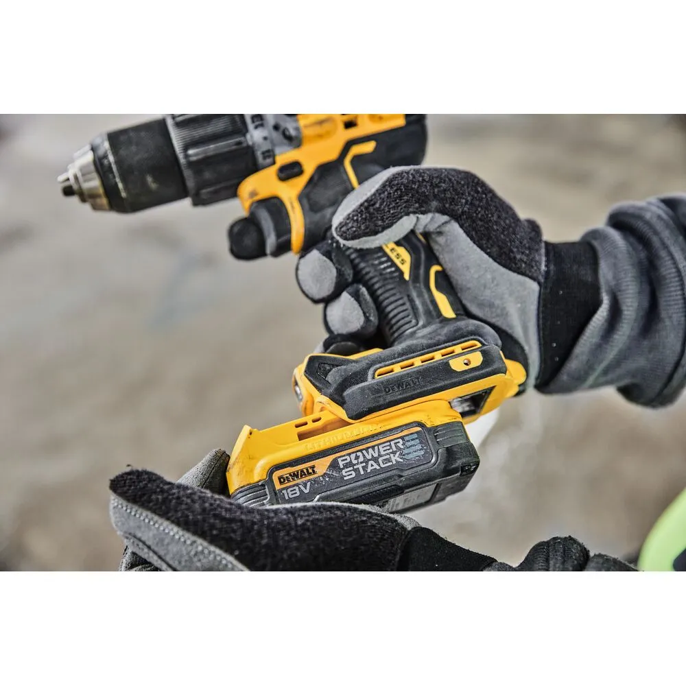 Pildil on kujutatud DeWalt akulööktrell DCD805NT, mida hoitakse käes töökindaid kandes.