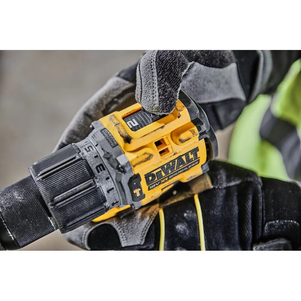 Pildil on näha DeWalt akulööktrell DCD805NT, mida hoitakse töökindaga.