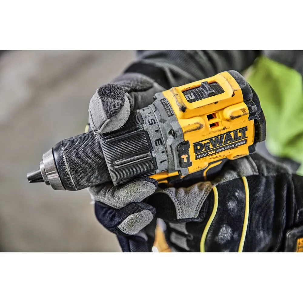 Pildil on näha DeWalt akulööktrelli DCD805NT käes, mis on valmistatud kollasest ja mustast plastikust.