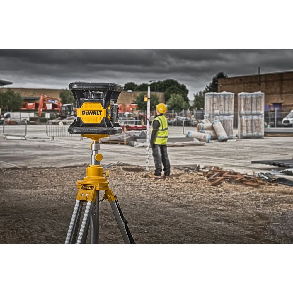Pildil on näha Dewalt pöördlaser DCE074D1R ehitusplatsil töömehe kõrval, kus seda kasutatakse mõõtmiseks ja tasandamiseks.