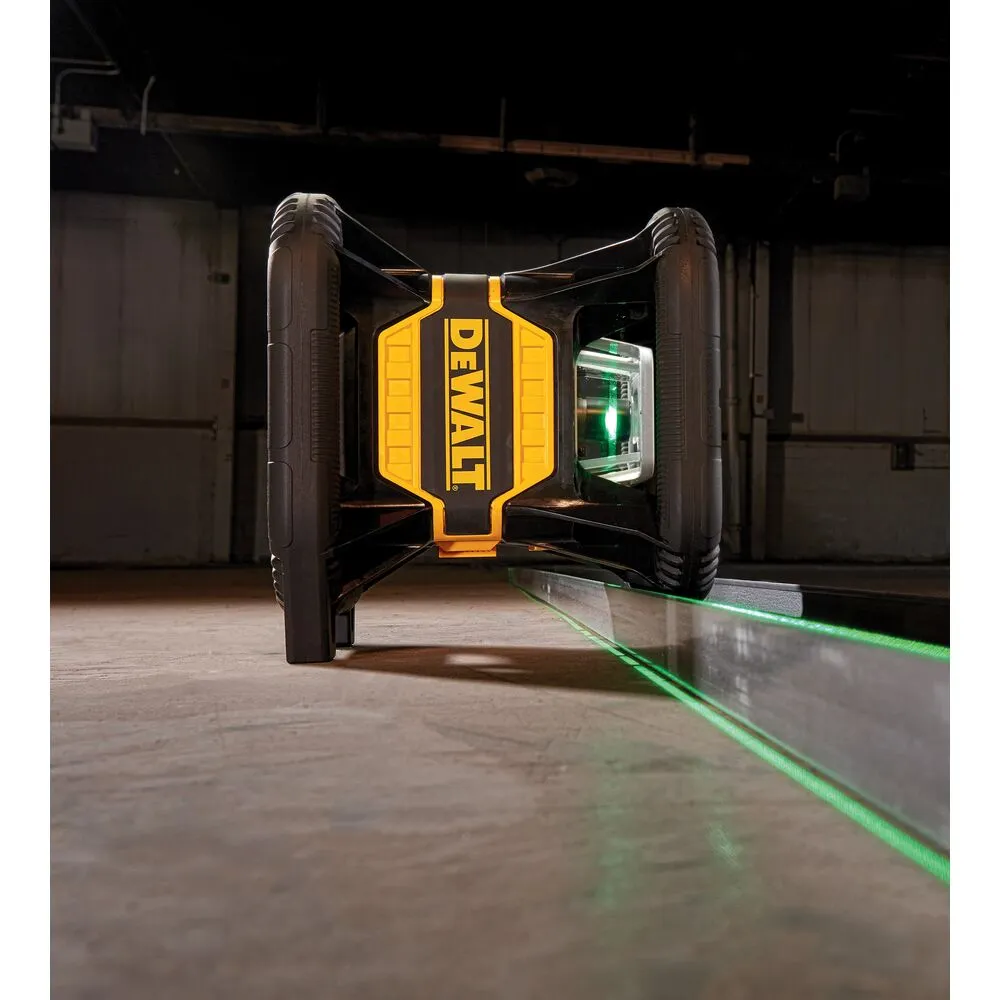 Pildil on näha DeWalt pöördlaser DCE080D1GS, mille roheline laserikiir jookseb mööda metallist siini.