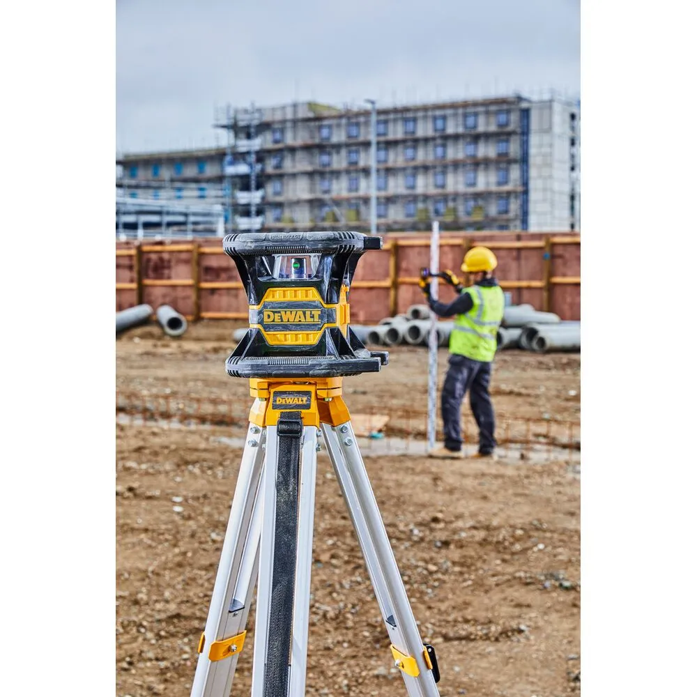 Pildil on DeWalt pöördlaser DCE080D1GS, mida kasutab ehitustöötaja ehitusplatsil.