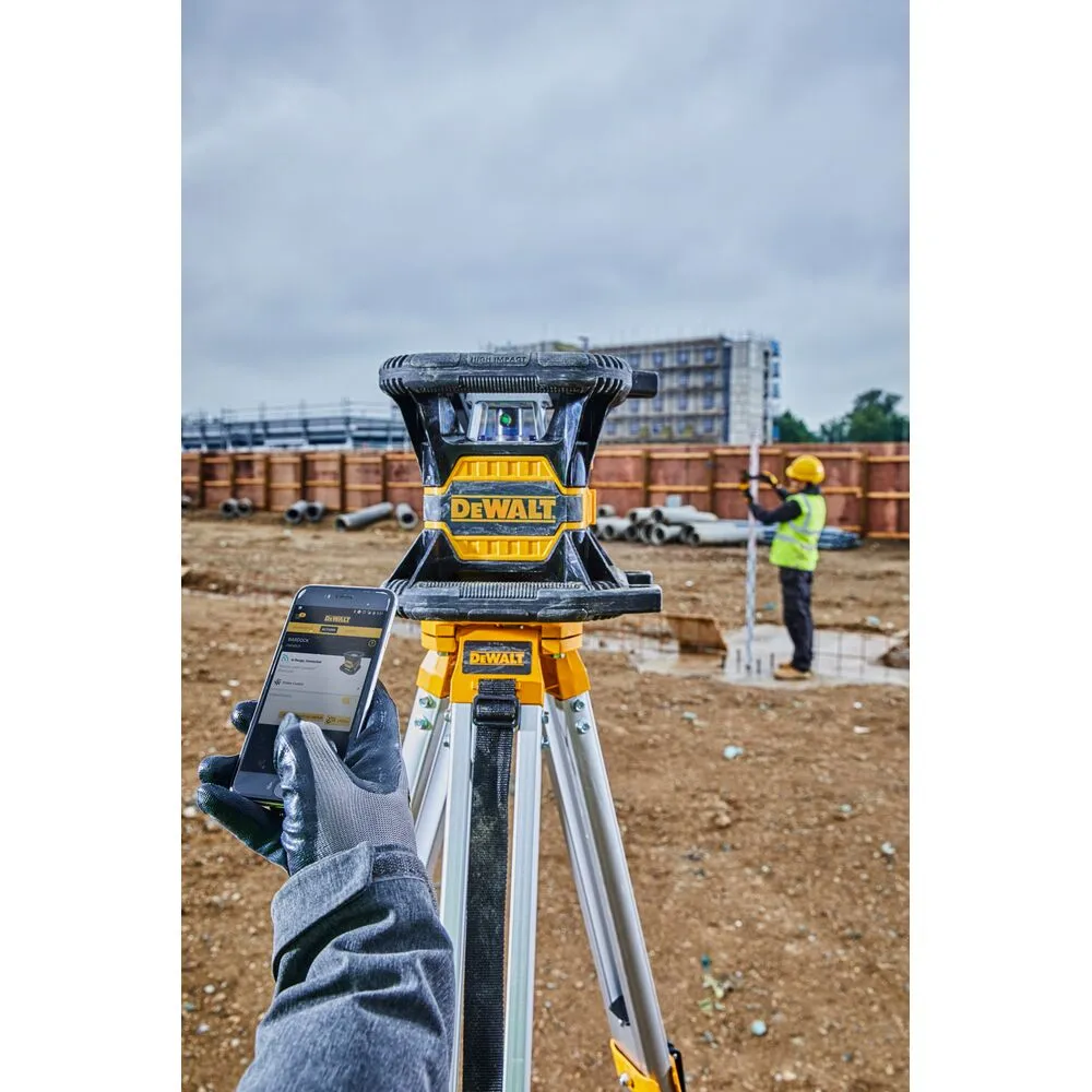 Pildil on näha DeWalt pöördlaser DCE080D1GS ehitusplatsil, mida juhitakse nutitelefoniga.