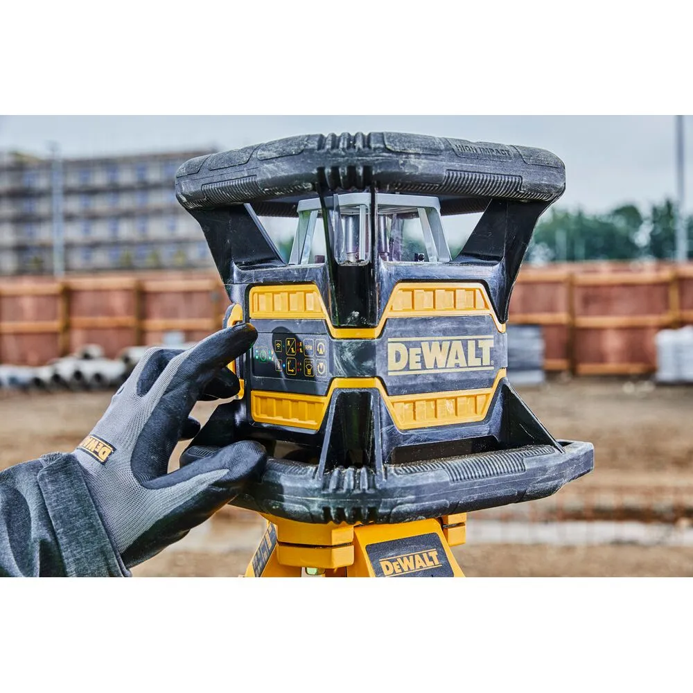 Pildil on DeWalt pöördlaser DCE080D1GS, mida kasutab ehitusplatsil inimene oma käega.