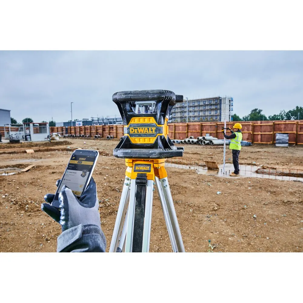 Pildil on näha DeWalt pöördlaser DCE080D1RS töömaa peal, mida juhitakse nutitelefoni abil.