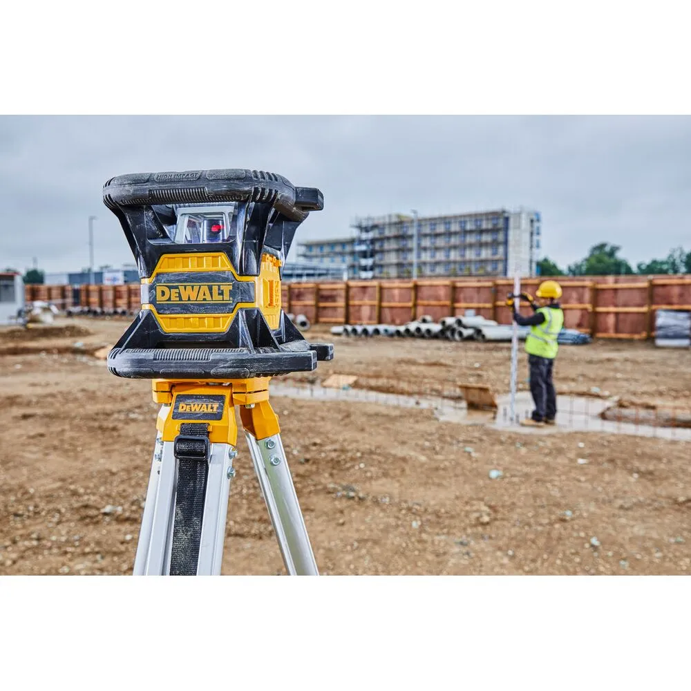 Pildil on näha DeWalt pöördlaser, mida kasutab ehitustöödel töödeldav töötaja.