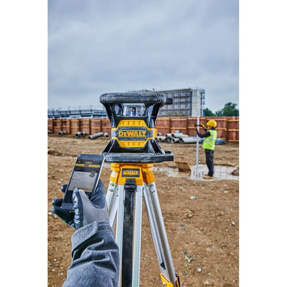 Pildil on näha DeWalt pöördlaser DCE080D1RS, mida juhitakse nutitelefoniga ehitusplatsil.