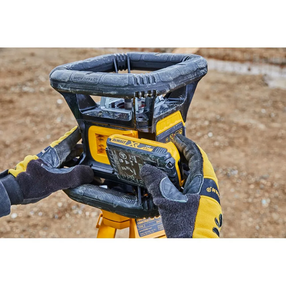 Pildil on näha kasutaja paigaldamas DeWalt pöördlaseri DCE080D1RS akupakki.