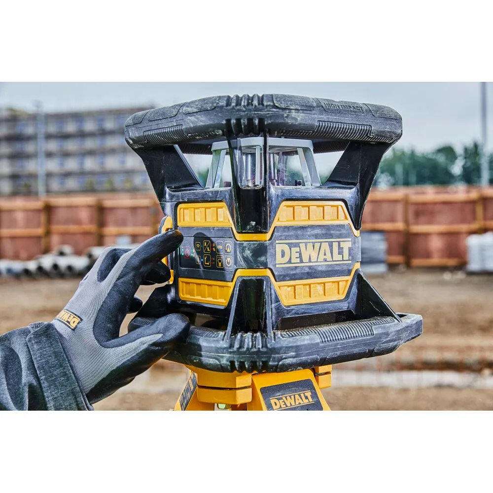Pildil on näha DeWalt pöördlaser DCE080D1RS, millele opereerib ehitustööline kindaga.