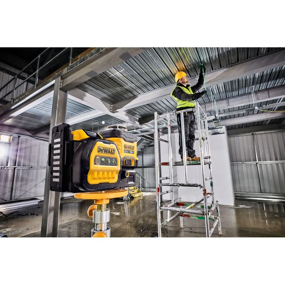 Pildil on näha DeWalt ristlaser DCE089D1G18, millega ehitustööline kõrgelt tellingutelt lage mõõdab.