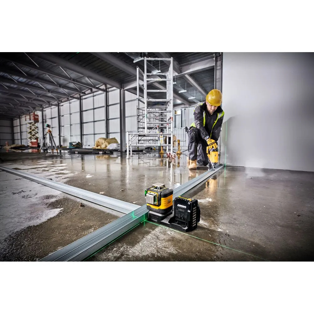 Pildil on DeWalt ristlaser DCE089D1G18, mida ehitustööline kasutab metallist profiilide paigaldamiseks laohoones.